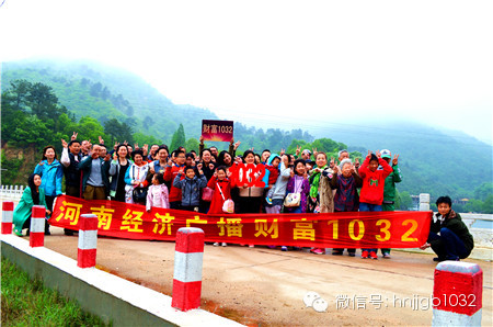 這么美的地方,我們合影留念,看大家多開心! 這么美的地方,我們合影留念,看大家多開心!