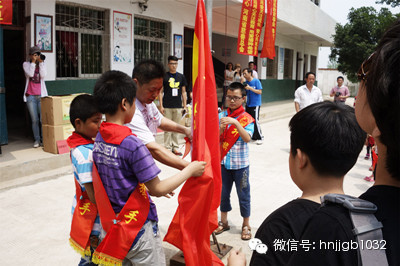 在莊嚴(yán)肅穆的國(guó)歌聲中，五星紅旗冉冉升起。學(xué)校的全體師生、愛(ài)心車隊(duì)的全體成員，共同經(jīng)歷了一次特殊的升旗