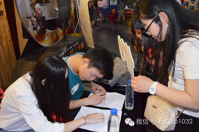 看，我們的工作人員正在組織簽到哦！