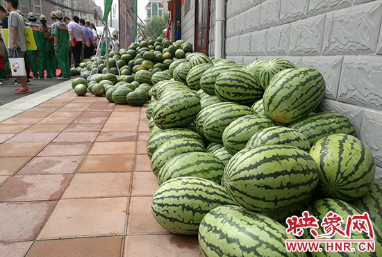 經(jīng)濟(jì)廣播工作人員和愛心企業(yè)給正在忙碌的環(huán)衛(wèi)工人、交警等送去一萬(wàn)六千多斤西瓜和近百提礦泉水。