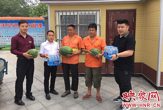 經(jīng)濟(jì)廣播工作人員和愛心企業(yè)給正在忙碌的環(huán)衛(wèi)工人、交警和協(xié)警等送去了一萬(wàn)六千多斤西瓜和近百提礦泉水。
