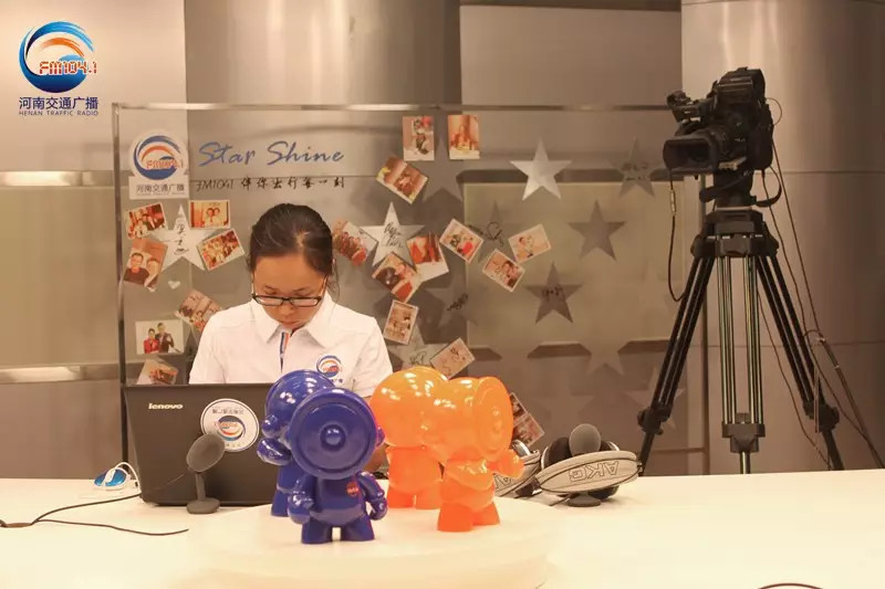 還是抽獎(jiǎng)的姑娘比較認(rèn)真!為保證抽獎(jiǎng)的公平公正,映象網(wǎng)進(jìn)行了全程視頻直播。 還是抽獎(jiǎng)的姑娘比較認(rèn)真!為保證抽獎(jiǎng)的公平公正,映象網(wǎng)進(jìn)行了全程視頻直播。