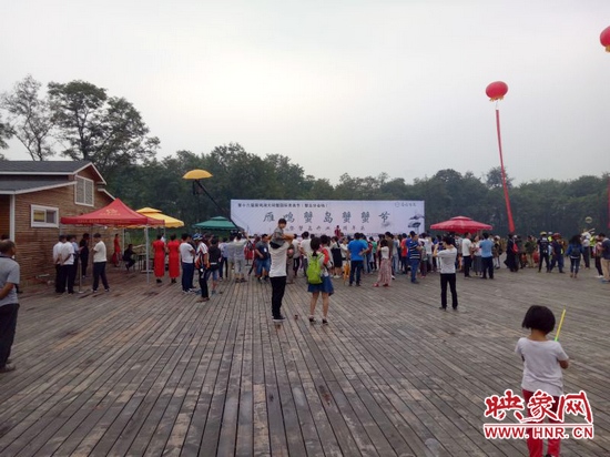 游客們冒雨觀看精彩的節目表演 游客們冒雨觀看精彩的節目表演