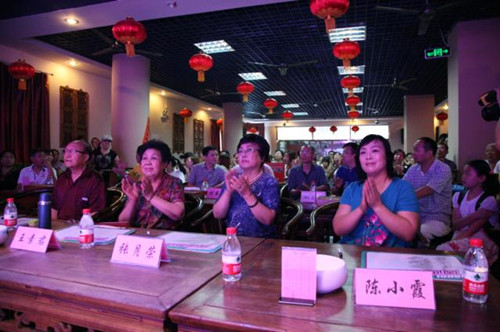我省著名豫劇表演藝術(shù)家素君（左2）、常香玉弟子、國家一級演員張月榮（右2）