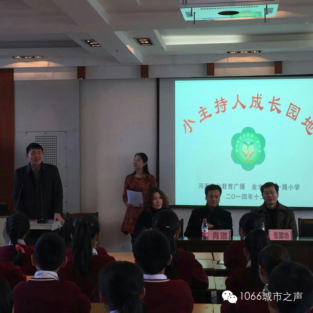 雙方領(lǐng)導講話，同學們聽得都好認真啊！