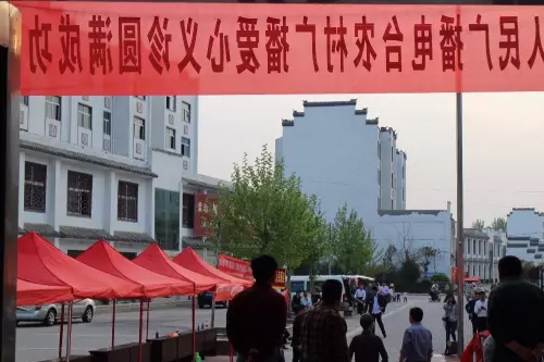 在大家的齊心努力下，終于在天黑前將第二天義診活動(dòng)場(chǎng)地搭建好了。