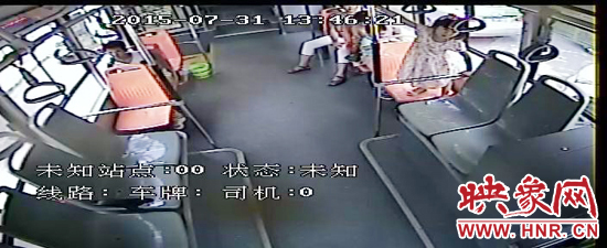 家長放任小孩在車廂內玩耍，甚至站到座椅上。