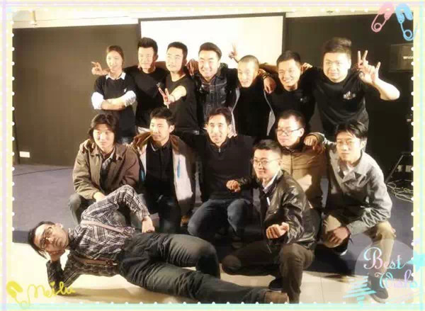 表演結(jié)束，看這哥們兒，為了和演員合影也是蠻拼的！