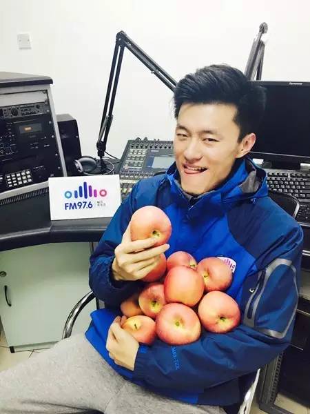 要不你跟我一身裸吧？來嘛來嘛……