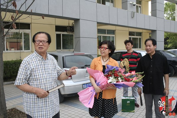  左起：著名豫劇表演藝術(shù)家賈庭聚、河南電臺(tái)戲曲廣播總監(jiān)木子、唐派再傳弟子郭志成等待看望馬云玲女士