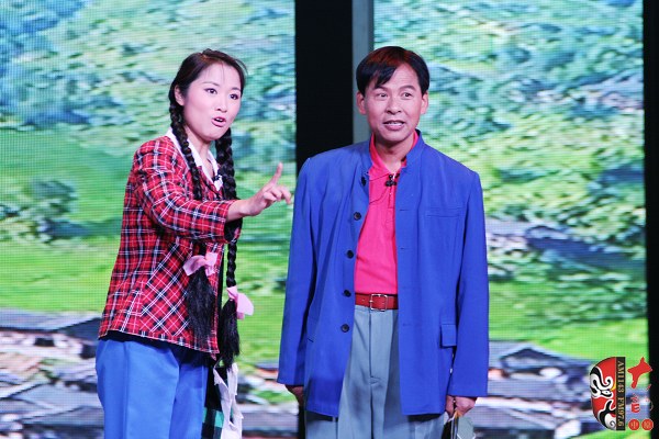 第二場，河南省豫劇三團優(yōu)秀演員劉海功（右）飾栓保，安陽市票友景永芳（左）飾銀環(huán)