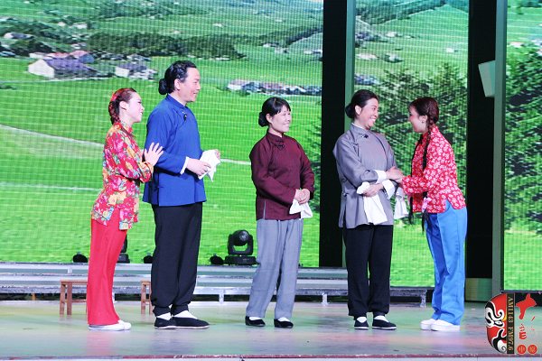 著名戲曲節(jié)目主持人、河南電臺戲曲廣播當(dāng)家小生月陽（左二）反串飾演二大娘
