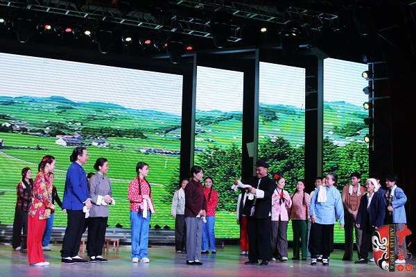 眾鄉(xiāng)親場面——包含河南電臺戲曲廣播主持人，專業(yè)戲曲演員、戲曲票友，河南電臺戲曲廣播聽眾