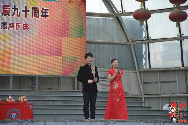 主持人：河南電臺(tái)戲曲廣播副總監(jiān)張彤（右）、著名戲曲節(jié)目主持人、戲曲廣播當(dāng)家小生月陽(yáng)（左）