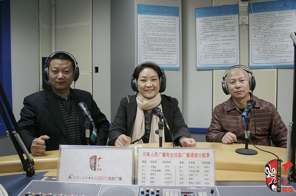 本次傳統古裝大戲《三哭殿》的輔導老師之一、著名越調演員李娟（中）及本次大戲的主要演員做客直播間