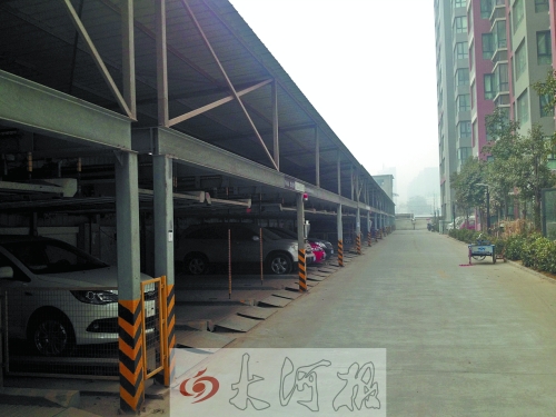 中原區(qū)新禧園小區(qū)，靠著圍墻的空地，建成兩層立體車(chē)庫(kù)。