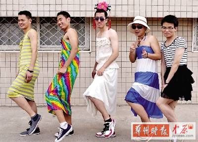 河南高校男生穿裙子秀香肩慶畢業 網友驚呼奇葩