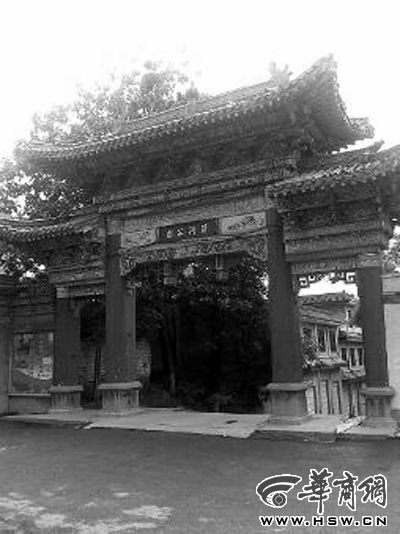 7月2日清早，晨練的人在三原縣城的清河公園內發(fā)現了劉強的尸體