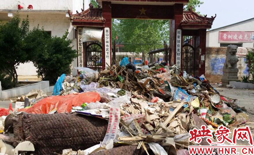 杜集鎮育龍初級中學門口突然多了一堆生活垃圾 杜集鎮育龍初級中學門口突然多了一堆生活垃圾