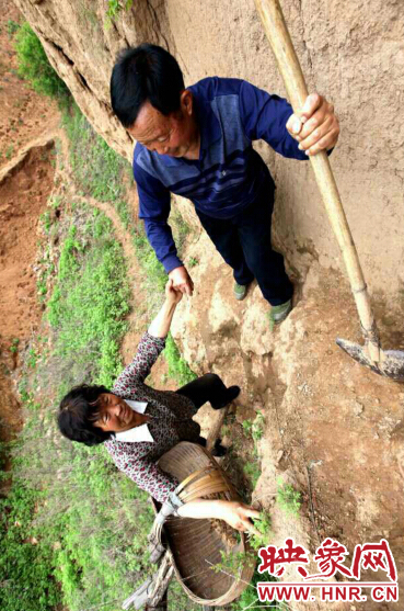 “愚公”夫妻攀爬峭壁上山造林 “愚公”夫妻攀爬峭壁上山造林