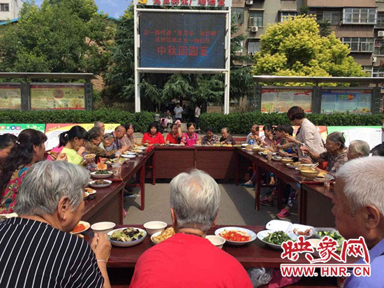 平頂山市衛(wèi)東區(qū)五一路街道五一路社區(qū)廣場(chǎng)上飯菜飄香，一年一度的中秋團(tuán)圓百家宴正在熱鬧開(kāi)宴。