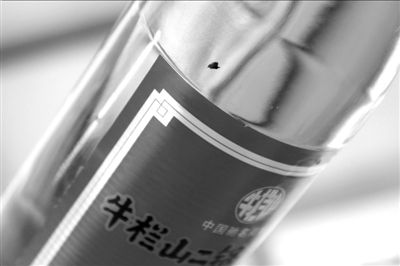 圖中畫圈處為瓶中的黑色異物。京華時報記者 譚青 攝