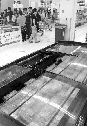 新街口某超市羊肉卷柜臺無人問津。