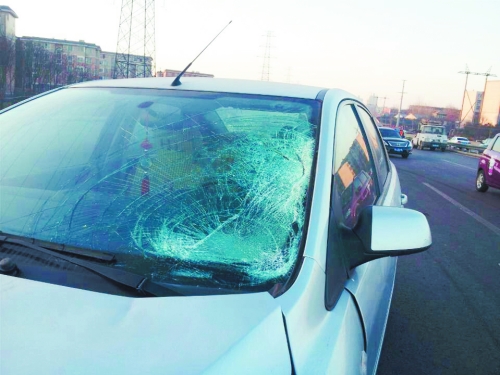 肇事轎車前擋風(fēng)玻璃上，留著清晰的撞擊痕跡。