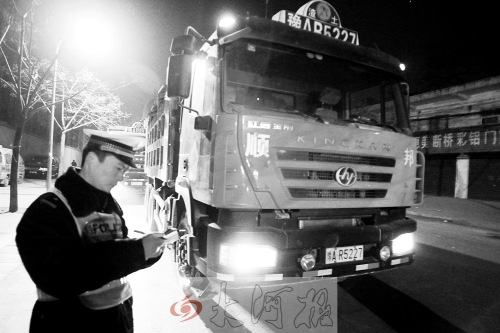 潁河路華山路交叉口民警正在開罰單 潁河路華山路交叉口民警正在開罰單