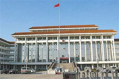 濮陽縣違規、超標修建的縣委、縣政府辦公樓。新華社發發布