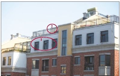 中海城香克林小區(qū),楊智家的樓頂上加蓋了兩層違建。其中北側(cè)露臺(tái)建成了一層灰白色的房屋(①)。在該違建頂部的東側(cè),又加蓋了一層面積較小的房屋(②)。新京報(bào)記者 韓萌 攝