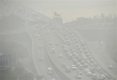 昨日，南昌市八一大橋被霧霾籠罩。 新華社發