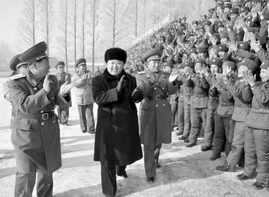 24日，金正恩視察前線部隊。
