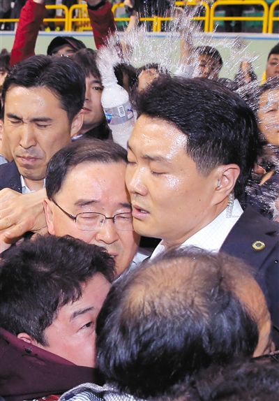 17日，鄭烘原（中）會(huì)見(jiàn)乘客家屬時(shí)，遭到家屬辱罵、潑水。