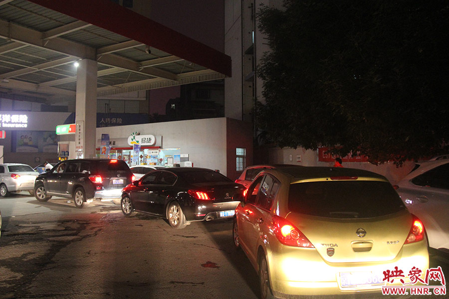加油站內，車主們正在正待為愛車加油