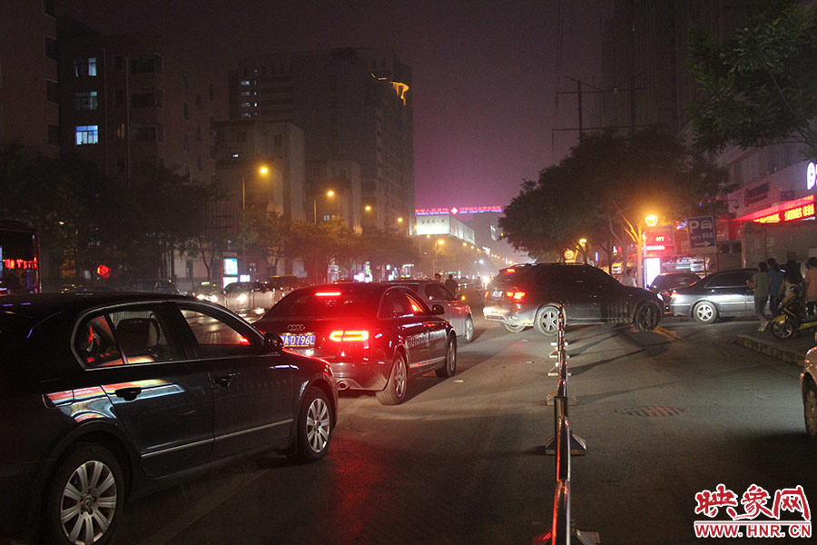 等待加油的車輛已經排到了加油站外的道路上。
