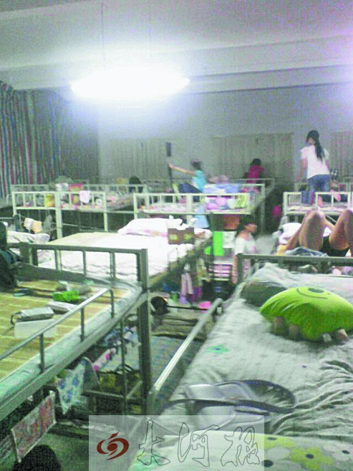 住在電教室里的女生們，擁擠不堪。