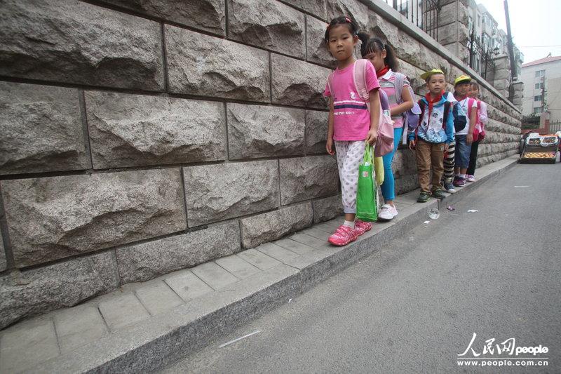 2013年09月11日，濟南運署街上，小學生走史上“最窄人行道”上學。圖片來源：CFP