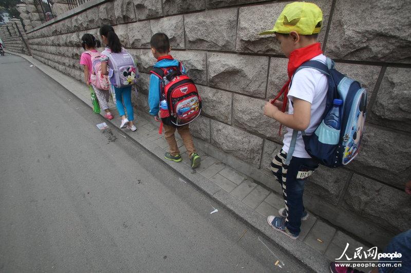 2013年09月11日，濟南運署街上，小學生走史上“最窄人行道”上學。