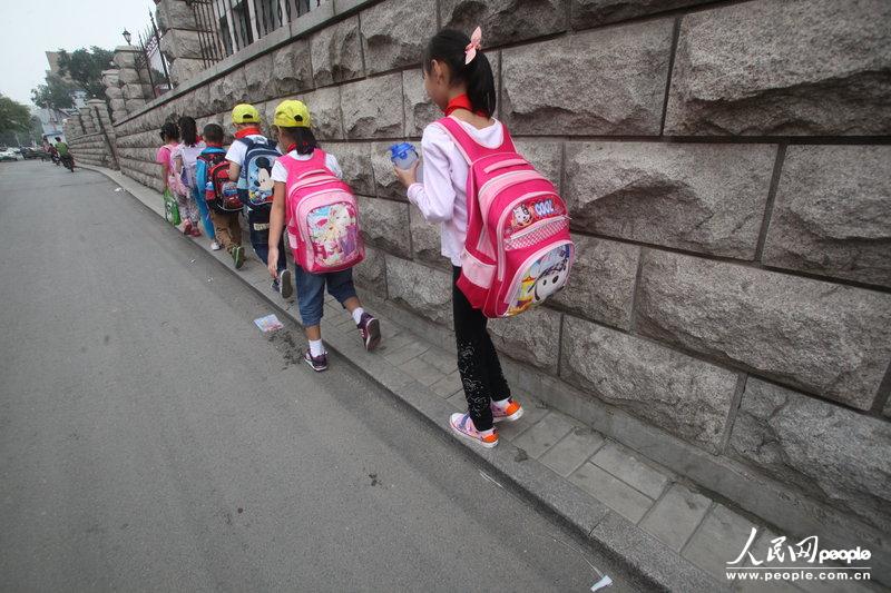 2013年09月11日，濟南運署街上，小學生走史上“最窄人行道”上學。