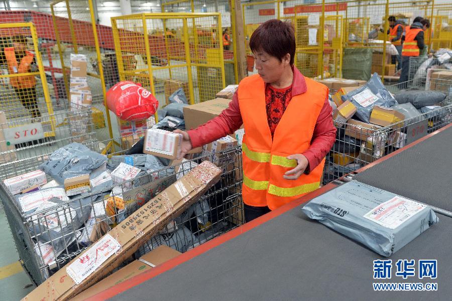 11月11日，天津津南區申通快遞天津分揀中心工作人員在分揀快件。