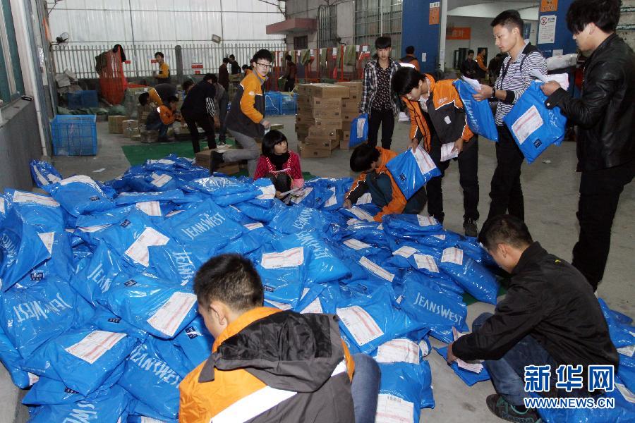 11月11日，浙江省嘉善縣一家快遞公司的員工在清點當地一家企業準備寄給客戶的商品。