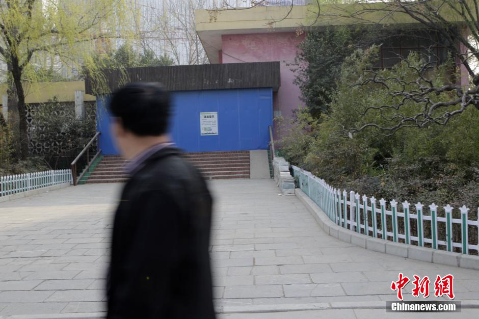 3月17日，河南鄭州動(dòng)物園，原經(jīng)批準(zhǔn)用于大熊貓飼養(yǎng)的場(chǎng)館已經(jīng)關(guān)門(mén)。