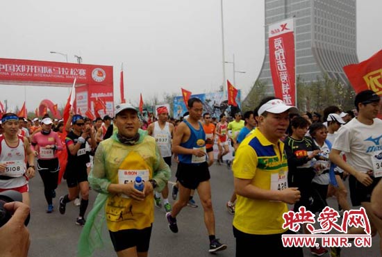 3月30日上午8點20分，2014鄭開國際馬拉松賽在鄭開大道鳴槍起跑。
