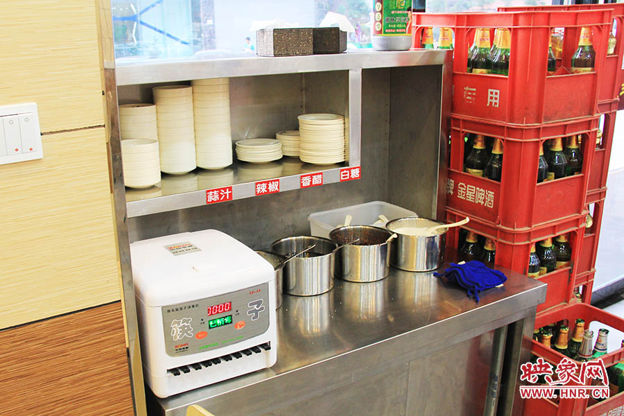 調(diào)料、小碟、餐具也都被放在另一張單獨(dú)的桌子上,需要用餐者“自助”。