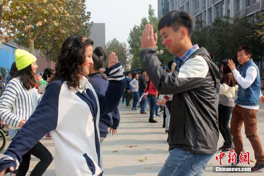 11月11日，河南財經政法大學校園內，300名在校大學生在上演了一出“光棍”也瘋狂的“快閃”大戲。