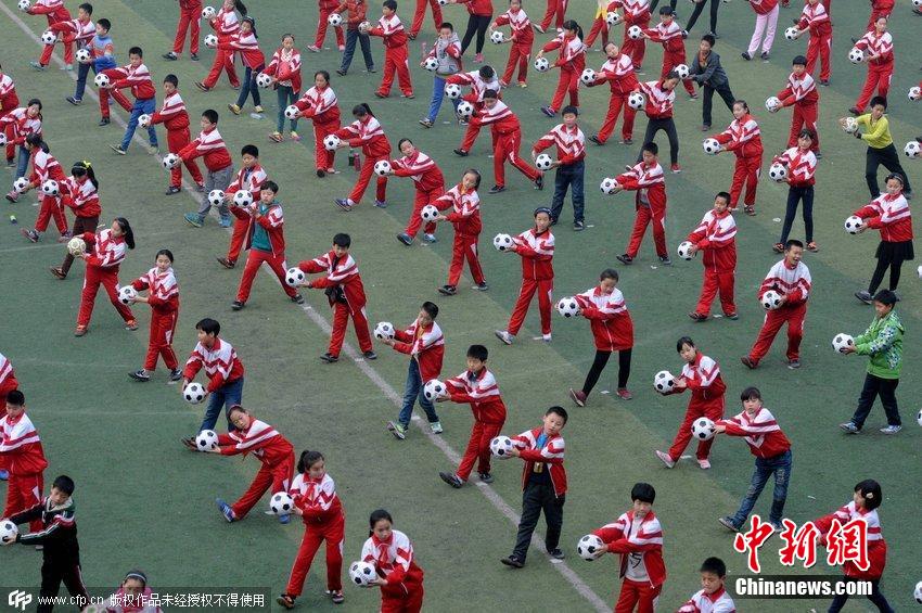 洛陽推進校園足球普及 學生跳起“足球操” 洛陽推進校園足球普及 學生跳起“足球操”