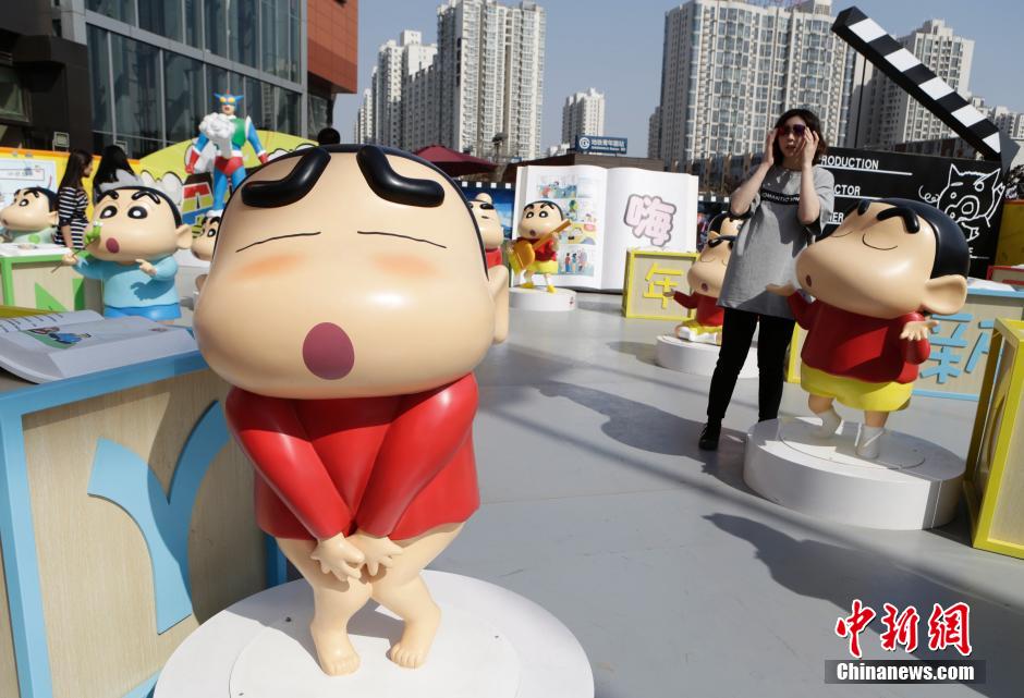 4月22日，游客參觀蠟筆小新特展?！跋灩P小新25周年紀念特展”日前在北京開展