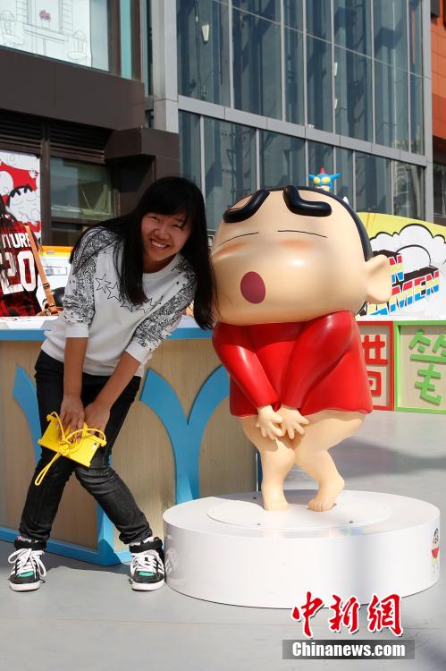 4月22日，游客與蠟筆小新合影?！跋灩P小新25周年紀念特展”日前在北京開展，吸引了不少市民游客。