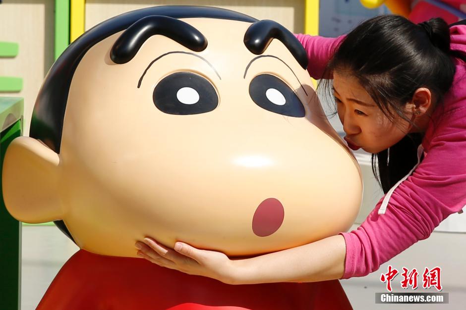 4月22日，游客與蠟筆小新合影?！跋灩P小新25周年紀念特展”日前在北京開展，吸引了不少市民游客。